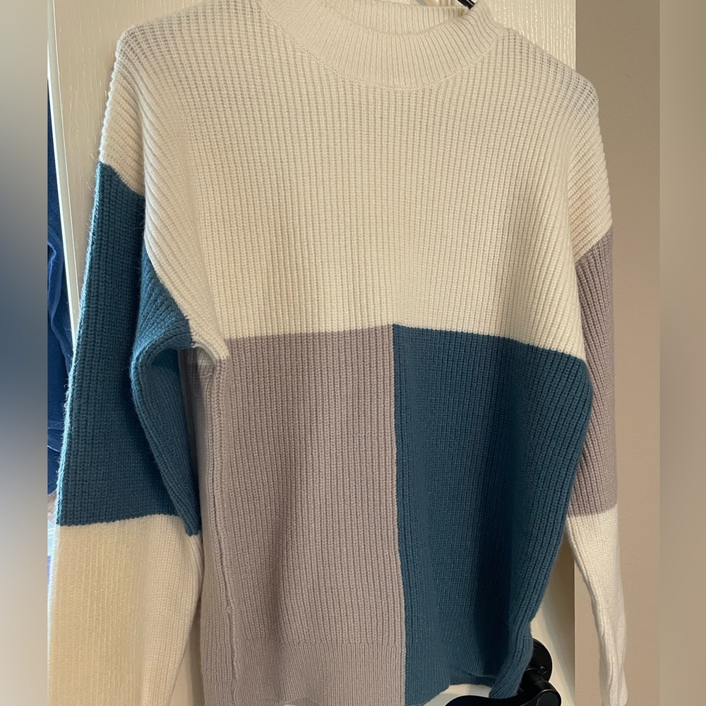 Women’s Pink Lily new Color block blue sweater! Comfy and cozy size Small